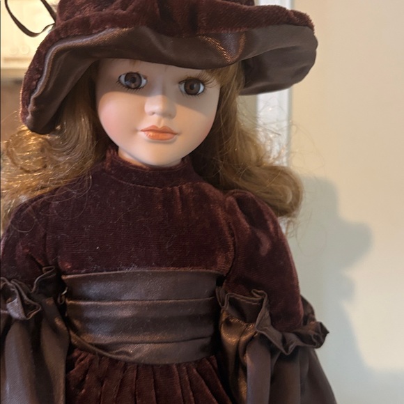 Collectable Doll on Stand! - Picture 15 of 15